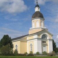 Kesäinen kuva Uuden kirkon etuosasta, kirkon torni piirtyy sinitaivasta vasten.