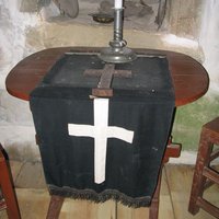 Vanhan kirkon pöytä ja alttariliina 2jpg